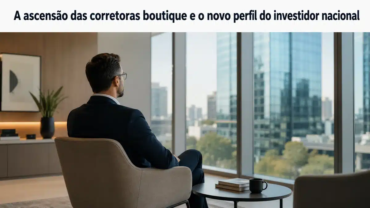 Executivo sentado em uma poltrona em um escritório corporativo moderno e minimalista, observando a paisagem urbana através de grandes janelas de vidro. O ambiente transmite sofisticação e foco no mercado financeiro, com decoração elegante, iluminação equilibrada e elementos discretos sobre investimentos. No topo da imagem aparece o título “A ascensão das corretoras boutique e o novo perfil do investidor nacional”. Imagem relacionada às novidades do perfil do investidor brasileiro e ao crescimento das corretoras boutique.
